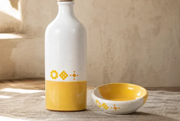 Orcio in ceramica per olio giallo decorato a mano con piattino da degustazione