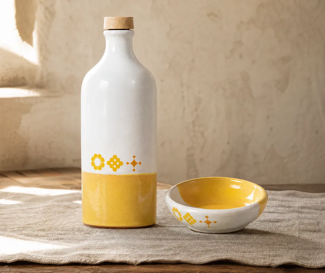 Orcio in ceramica per olio giallo decorato a mano con piattino da degustazione